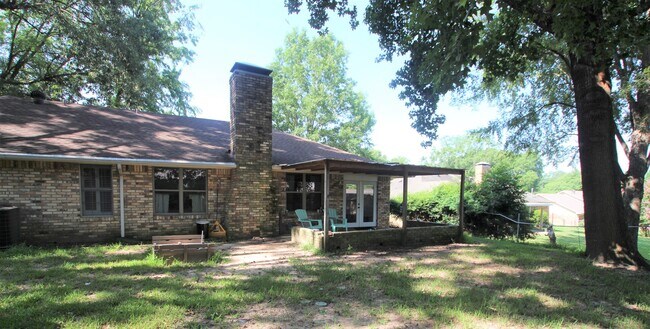 Building Photo - Coming Soon! 3-bedroom, 2-bathroom gem!