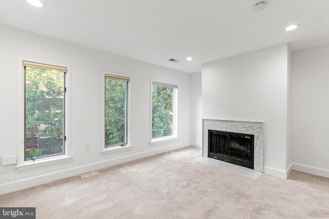 Building Photo - 4214 Embassy Park Dr NW