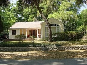 Building Photo - 2-bed, 1-bath house near University of Florida campus