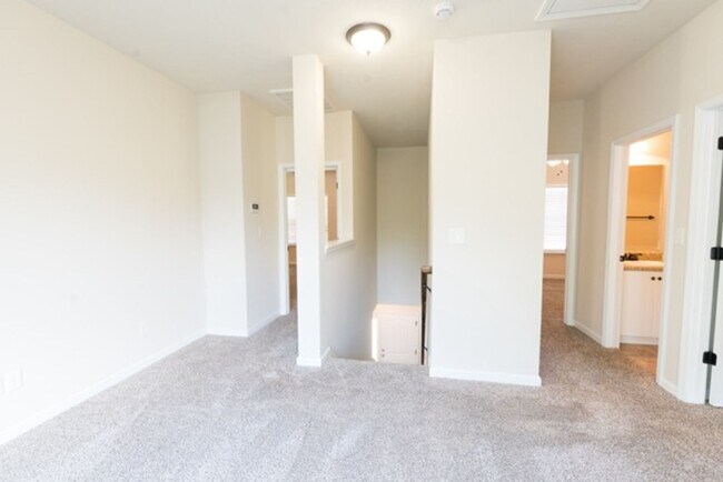 Building Photo - 3 Bedroom 2.5 Bath With Large Backyard