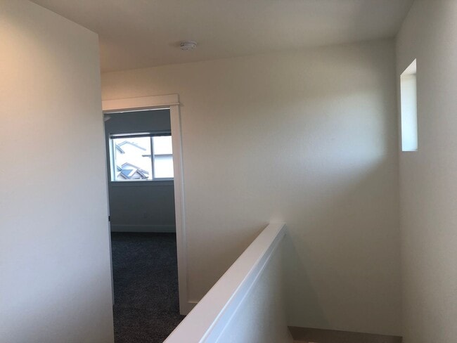 Building Photo - Newer 3 bedroom, 2.5 bath duplex in desirable neighborhood!