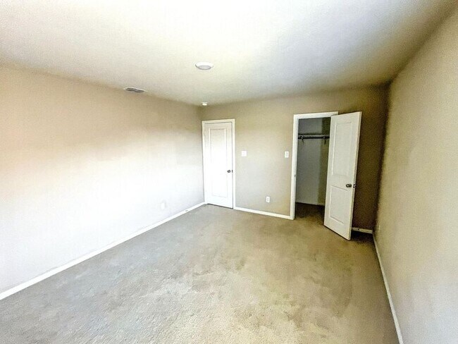 Building Photo - 8729 Heliotrope Ln