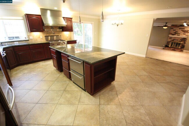 Building Photo - 898 Luxury Dr