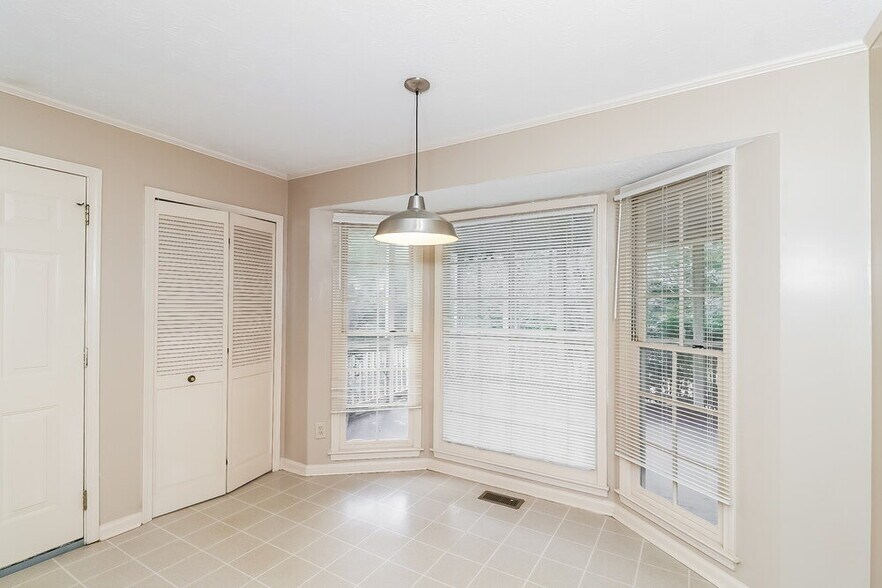 Building Photo - 2481 Meadowglen Trail