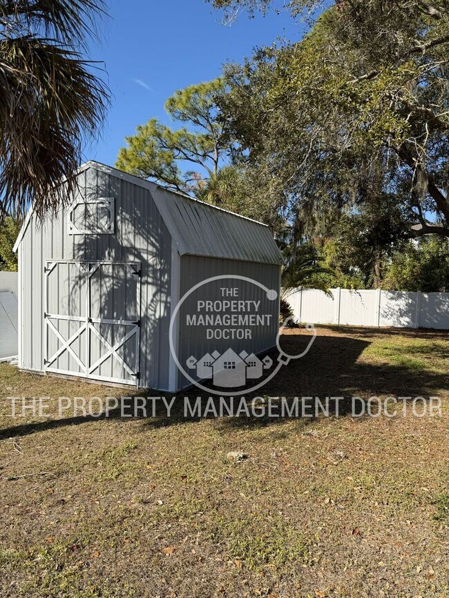 Building Photo - Stunning 4-Bedroom Pool Home with 3-Car Garage in North Port!