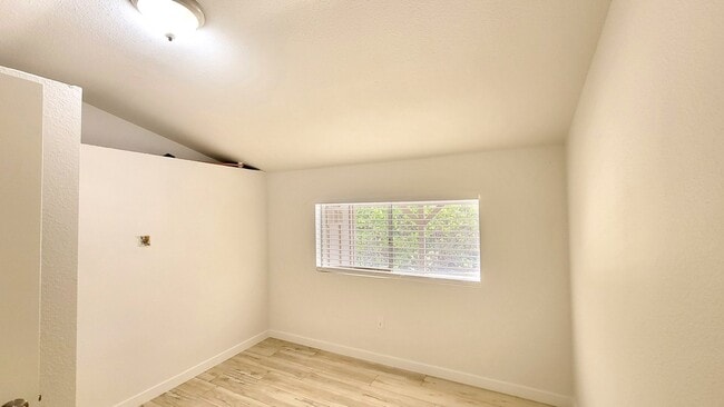 Building Photo - 2 bedroom/1 bath house with beautiful nort...