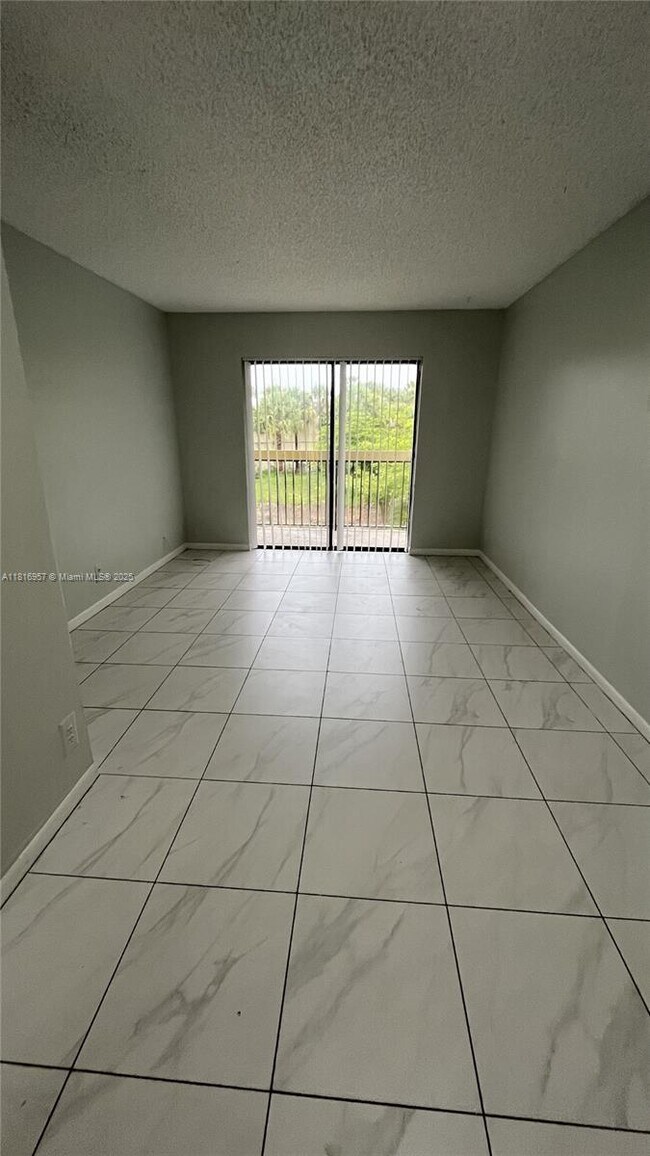 Building Photo - 4016 Lakeside Dr