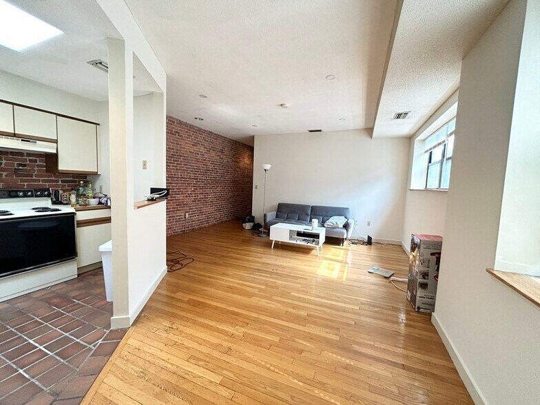 Building Photo - 79 Gainsborough St