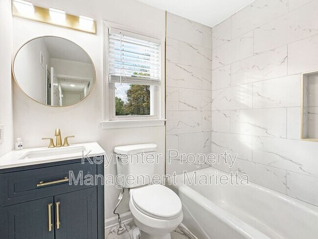 Building Photo - 651 Inglis Dr S E