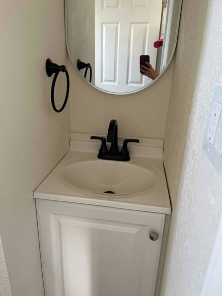 Building Photo - 612 Civic Center Dr