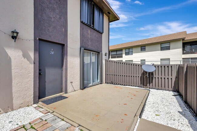Building Photo - 2110 Sherwood Forest Blvd