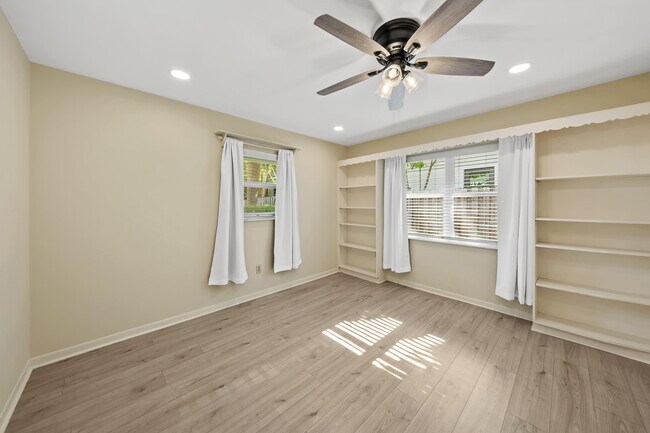 Building Photo - 129 Alhambra Pl
