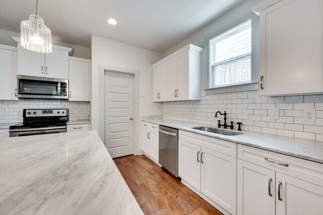 Building Photo - Beautiful 3BE/2.5BA by Invent Communities/...