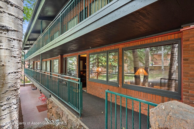 Building Photo - 731 S Mill St