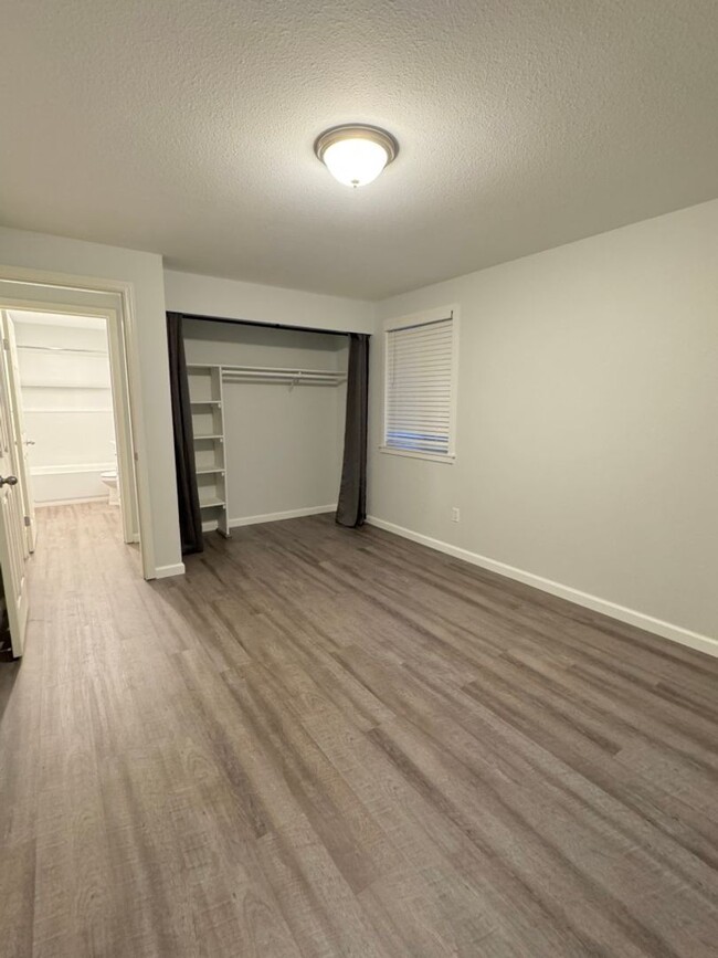 Building Photo - 2Bd/2Ba Kirkland Condo