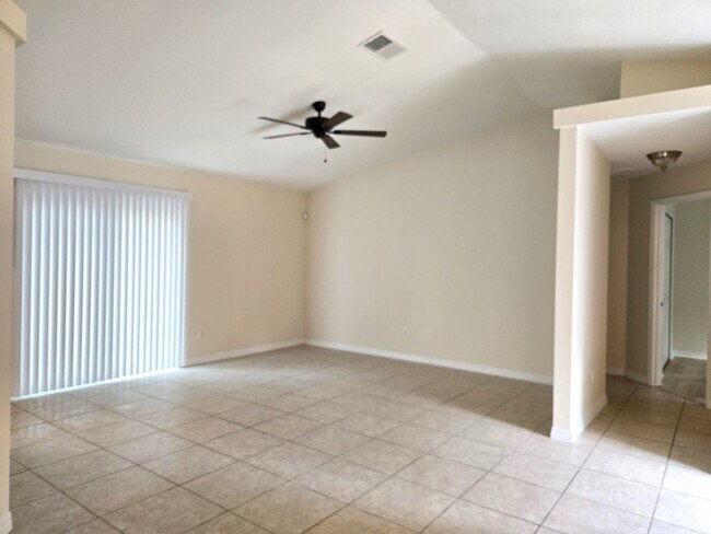 Building Photo - 3/2 Fenced Pet Friendly Home