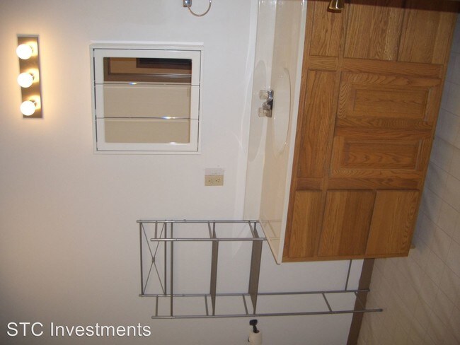Building Photo - 2 br, 1 bath House - 402 W. McDonough