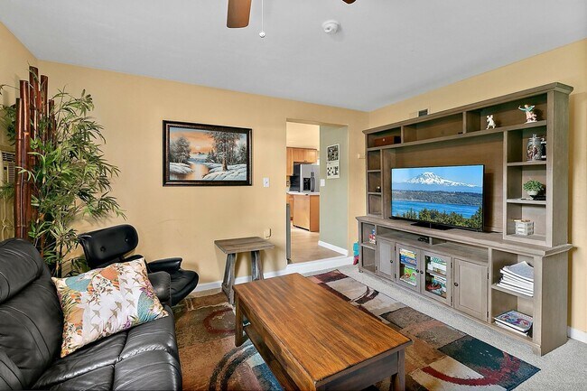 Building Photo - Lakeside Living in Lacey's Lake Forest Nei...