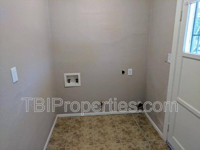 Building Photo - 863 W Campus Way