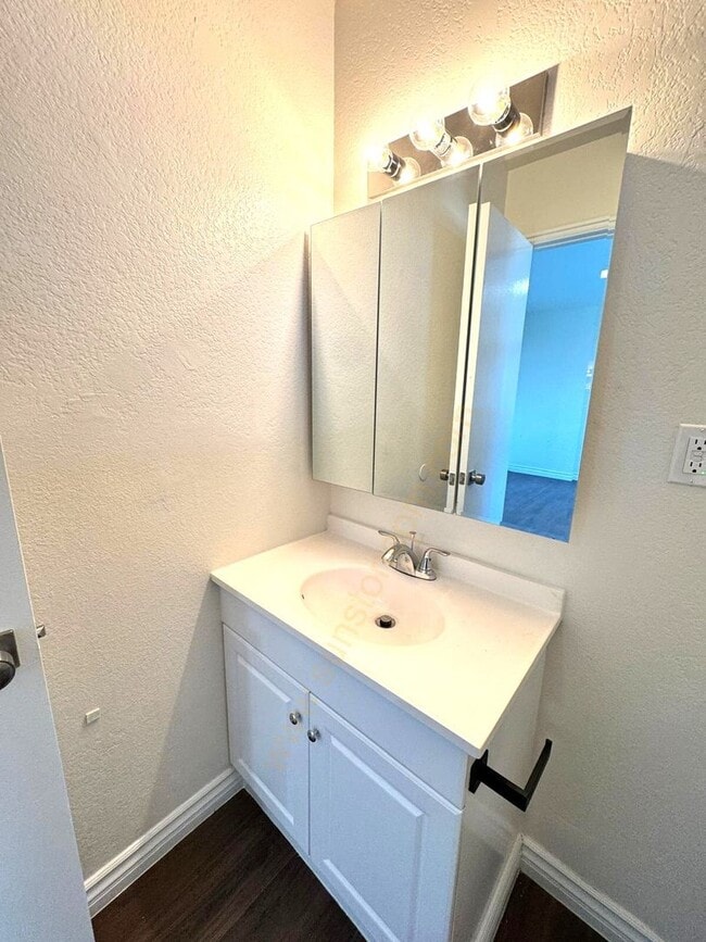 Building Photo - 728 E Grand Ave