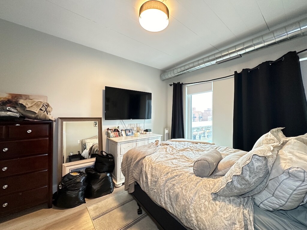 Building Photo - 941 W Belmont Ave