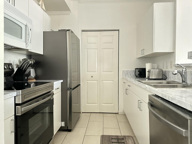 Building Photo - 720 S Sapodilla Ave