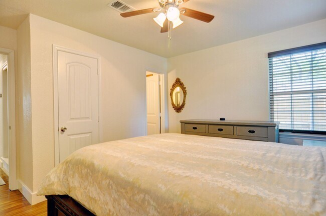 Building Photo - 5421 Fursman Ave