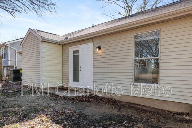 Building Photo - 3214 Old House Cir