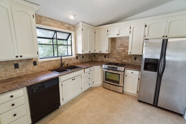 Building Photo - Beautiful Single Family Home Located In In...