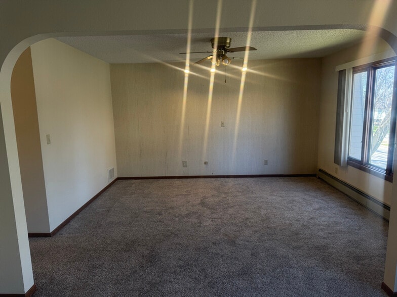 Building Photo - 480 12th Ave SW