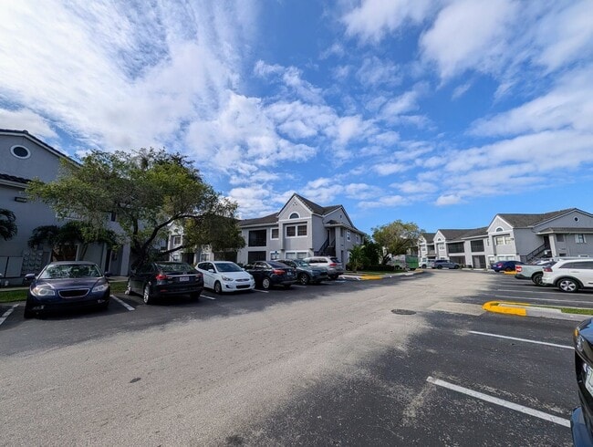 Building Photo - Bright & Well-Located 1BR/1BA Condo – Kendall Area