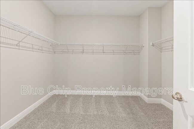 Building Photo - 1229 Pampus Dr