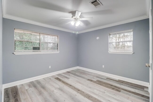 Building Photo - 15744 Parkwood Dr S