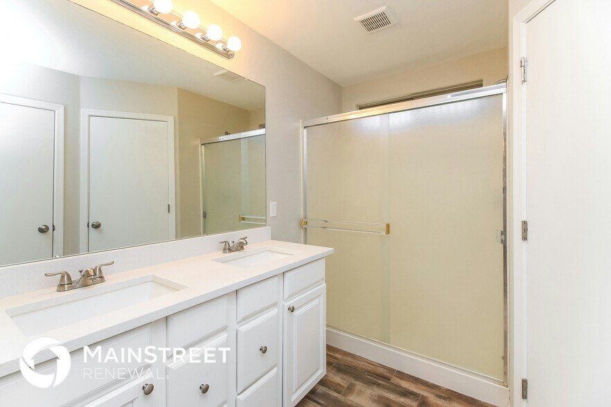 Building Photo - 1320 E Julie Ave