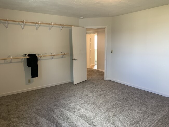 Building Photo - 800 Vassar Cir