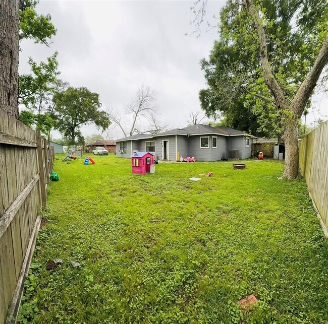 Building Photo - 508 Clear Lake Rd