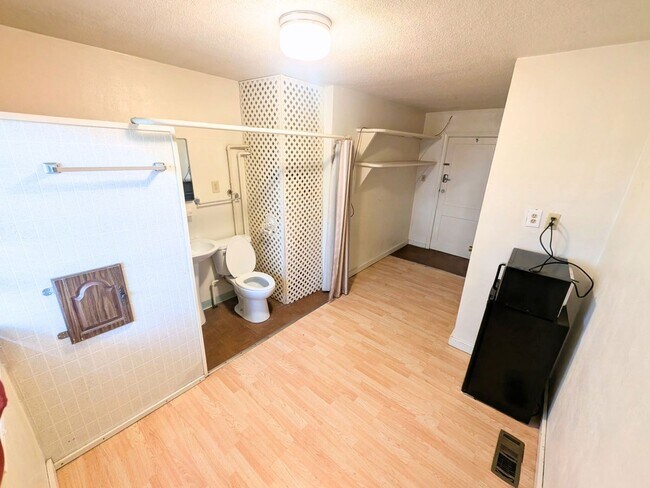 Building Photo - $300 – Affordable Studio Apartment with Hardwood-Style Floors in Muncie!