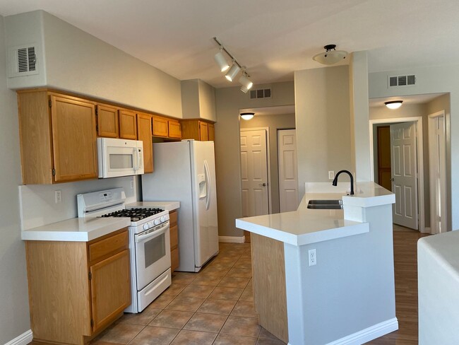 Building Photo - 2 bedroom upgraded condo in Silverado Ranch