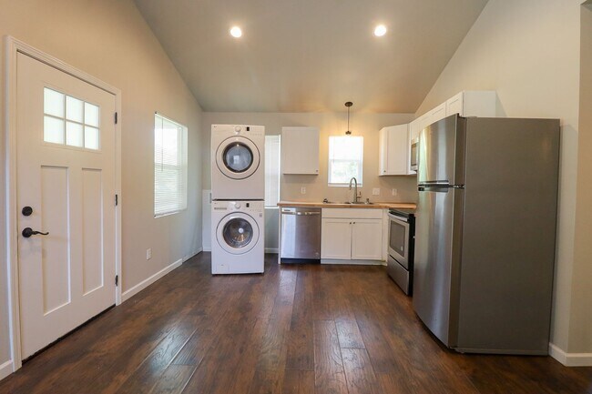 Building Photo - 1 Bed | 1 Bath |West Tulsa | $1050