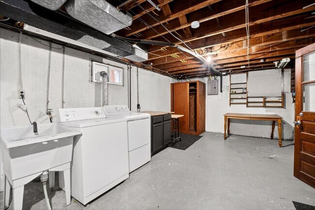 Building Photo - Robbie Junior