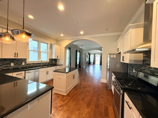 Building Photo - WALK TO 8TH AVE AND 12 SOUTH!  Beautiful 3/2.5 home with garage on 10th Ave S