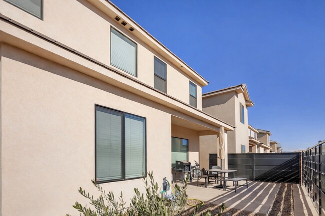 Building Photo - 4-Bed Stand Alone Home! 6+ Month Lease