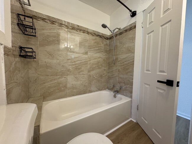 Shower & tub - 2600 18th Ave S