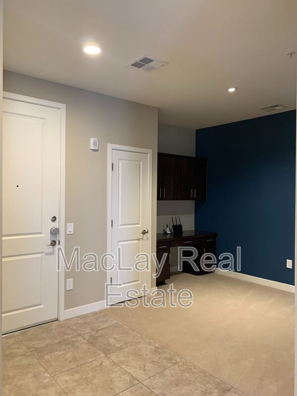 Building Photo - 2511 W Queen Creek Rd