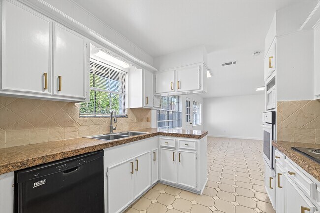 Building Photo - 9011 Landsdowne Dr