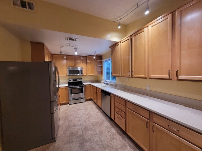 Building Photo - Beautiful home with wood floors