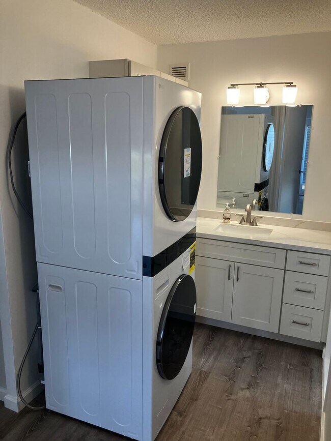 Building Photo - Waikiki 2 BD 1 Gated PRK w/ Washer/Dryer in Unit