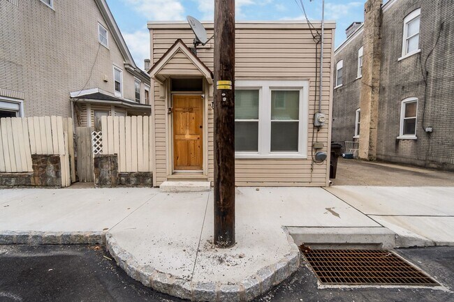 Building Photo - 137-139 Main St