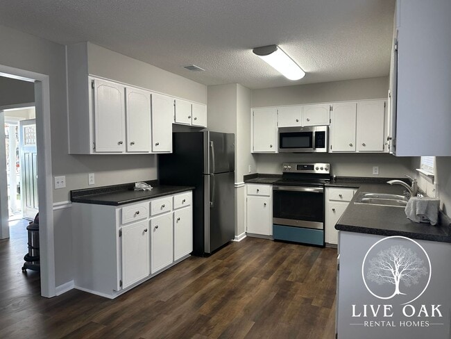 Building Photo - 706 Robin Hood Dr