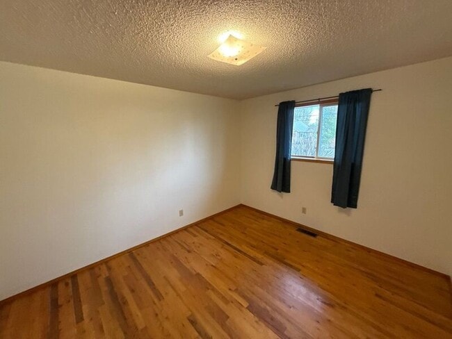 Building Photo - 1650 NW Highland Dr